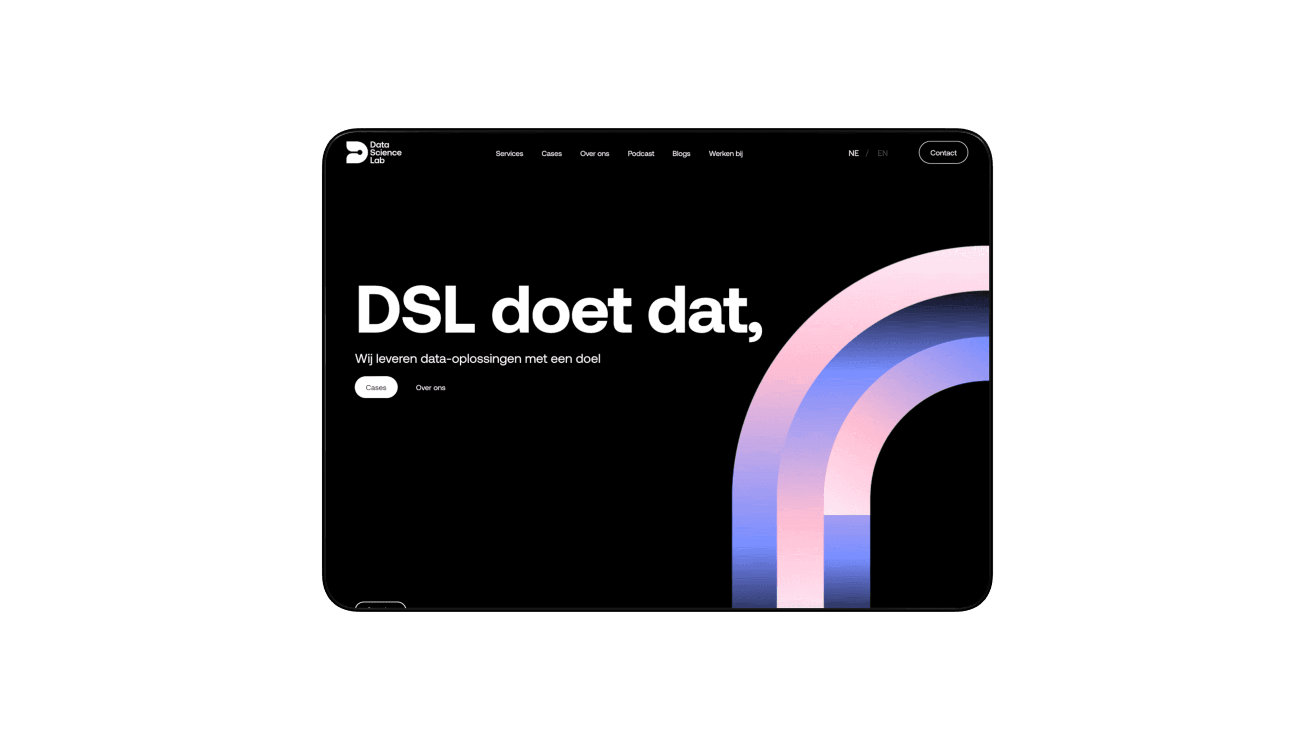 The new homepage on black: the heading "DSL doet dat," with the line "Wij leveren data-oplossingen met een doel" (we deliver data solutions with a purpose) and a coloured arc on the right.