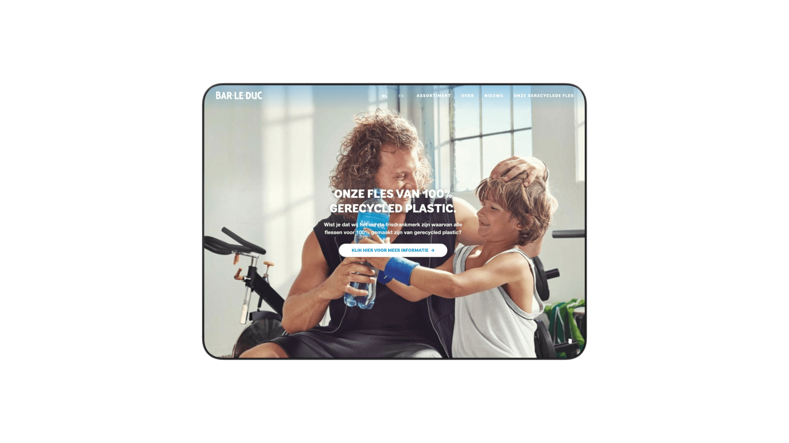The page about the bottle made from recycled plastic: a father and son in the gym share a bottle of Bar-le-Duc, with the Dutch heading "Onze fles van 100% gerecycled plastic" (Our bottle made from 100% recycled plastic).