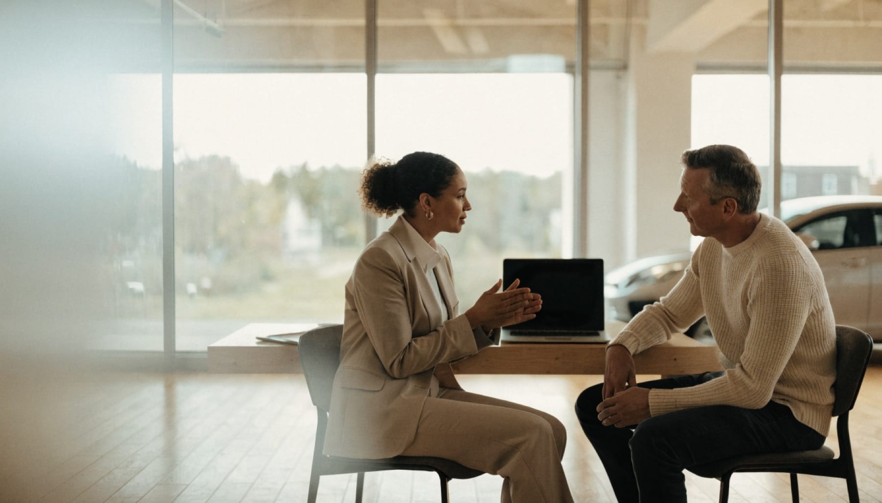 A leasing adviser discusses an offer with a customer in the showroom